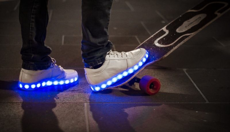 Les chaussures LED des chaussures lumineuses toujours tendance