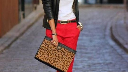 Comment porter un pantalon rouge ?