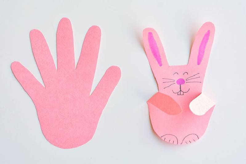 Idée de bricolage avec des empreintes de main pour faire lapin de Pâques