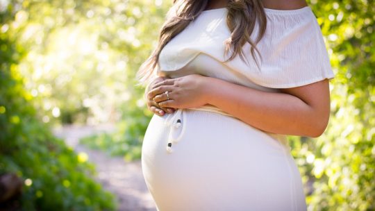 10 idées de cadeau fête des mères pour une femme enceinte