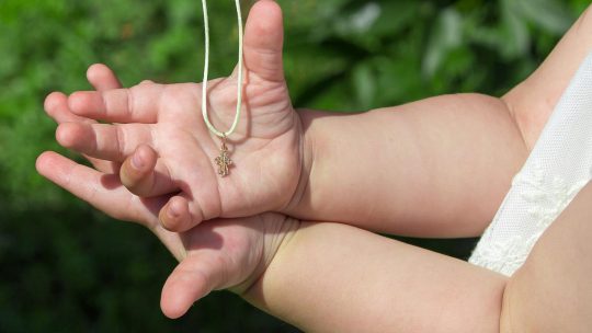 Quels bijoux offrir à un enfant lors de son baptême ?