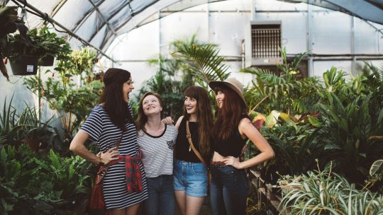 Comment porter votre tee-shirt femme avec style ?